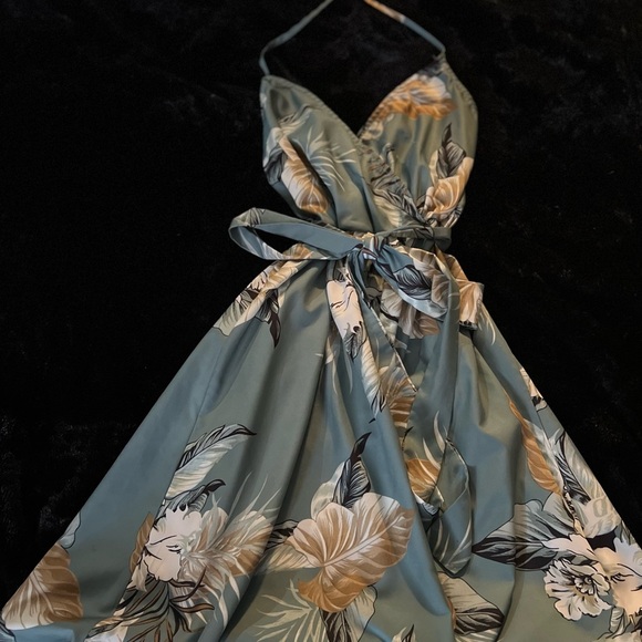 🔥3 for $25🔥 GRAY WITH FLOWERS SUPER CUTE DRESS WITH SASH. SZ 1X - Picture 5 of 7